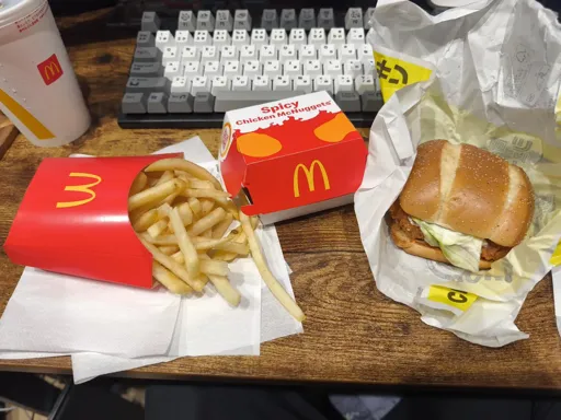 ジュラシック・ワールド バーガーズ：旨辛ザクザクジューシーチキン